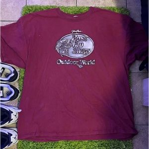 It’s maroon it’s an xxl it’s in good condition only worn a few times